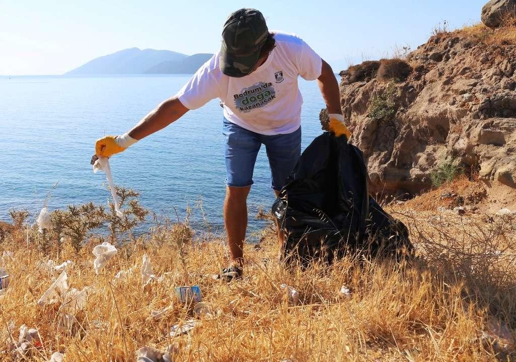 GÜMBET KOYUNDA ÇEVRE TEMİZLİĞİ YAPILDI