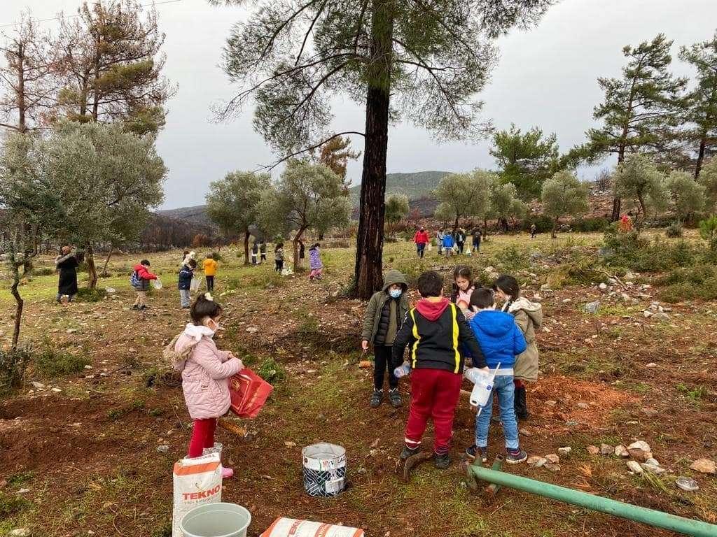AFET KOORDİNASYON MERKEZİ ÇEVRESİNDE TEMİZLİK ÇALIŞMASI GERÇEKLEŞTİRDİK