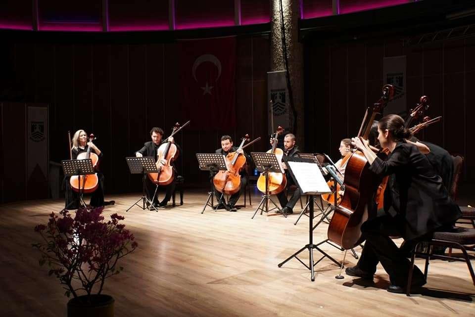 8 VİYOLONSEL VE KLASİK'TEN TANGO'YA KONSERİ DÜZENLENDİ