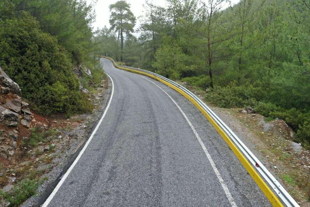 YOL KENARLARINA ÇELİK BARİYER YAPTIK