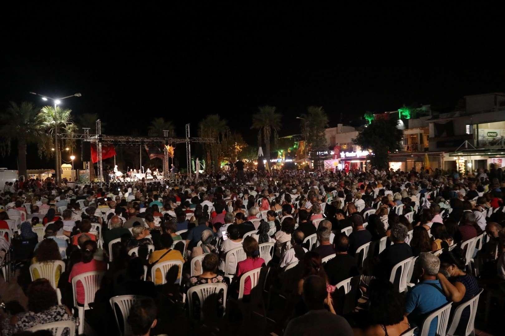 DÜNYA BARIŞ GÜNÜ'NDE TOLGA ÇANDAR KONSERİ DÜZENLEDİK