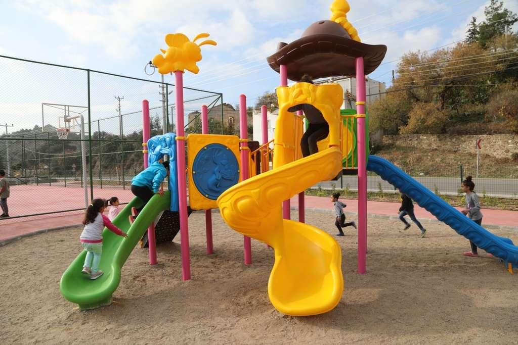 İLÇEMİZ GENELİNDE PARKLARIMIZIN YENİLENMESİ VE BAKIM İŞLEMLERİ YAPILMIŞTIR