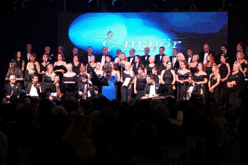 BELEDİYEMİZ VE C-MAJÖR TÜRKİYE İŞ'TEN SESLER KOROSU ORTAK KONSER DÜZENLEDİ