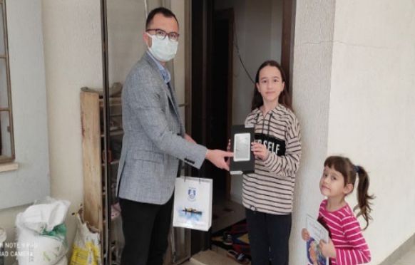 STUDENTS IN BODRUM PROVIDED TABLET SUPPORT
