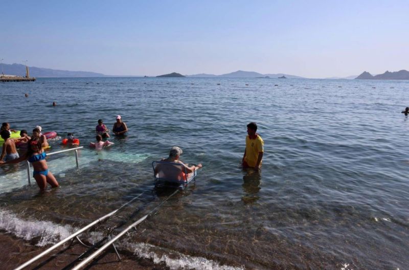 TURGUTREİS HALK PLAJINA ÖZEL GEREKSİNİMLİ BİREYLER İÇİN RAYLI SİSTEM KURDUK