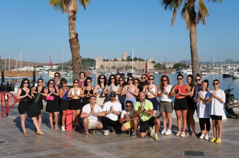 ''BODRUM'LA NEFES AL'' TEMASIYLA DÜZENLENEN AÇIK HAVA YOGA GÜNLERİ BAŞLATILDI