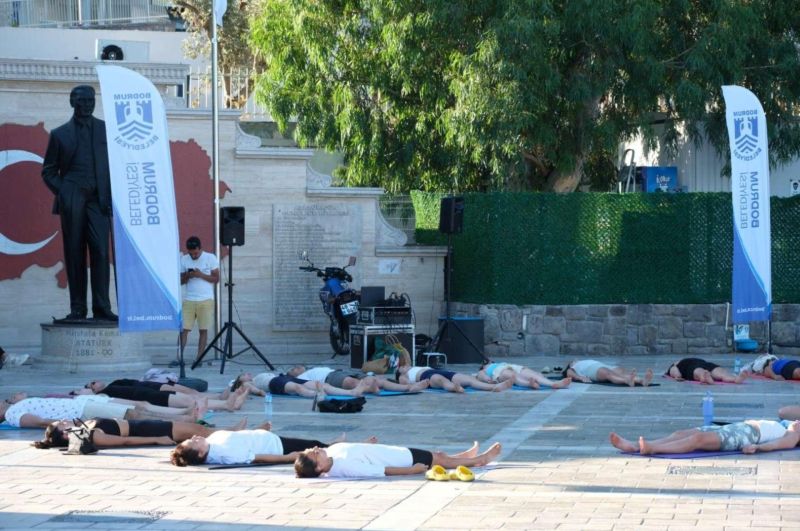 ''BODRUM'LA NEFES AL'' TEMASIYLA DÜZENLENEN AÇIK HAVA YOGA GÜNLERİ BAŞLATILDI