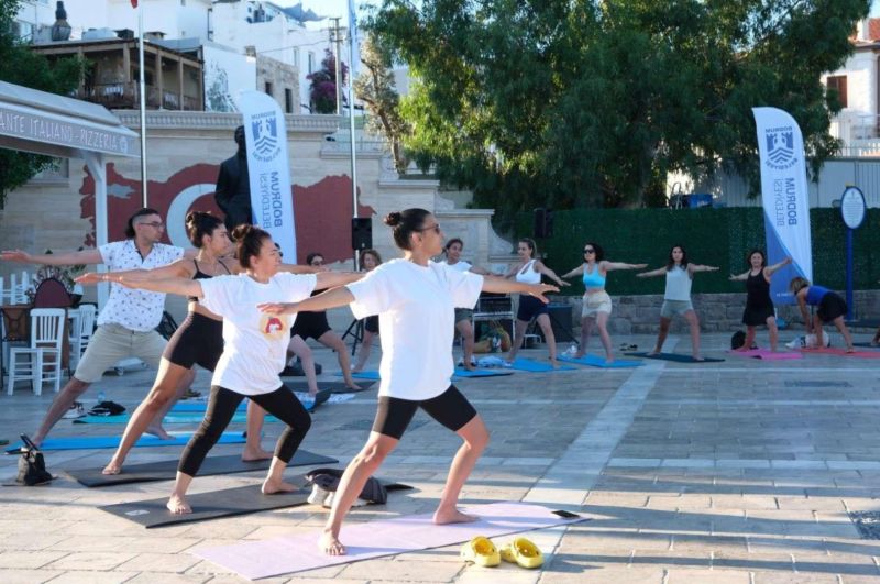 ''BODRUM'LA NEFES AL'' TEMASIYLA DÜZENLENEN AÇIK HAVA YOGA GÜNLERİ BAŞLATILDI