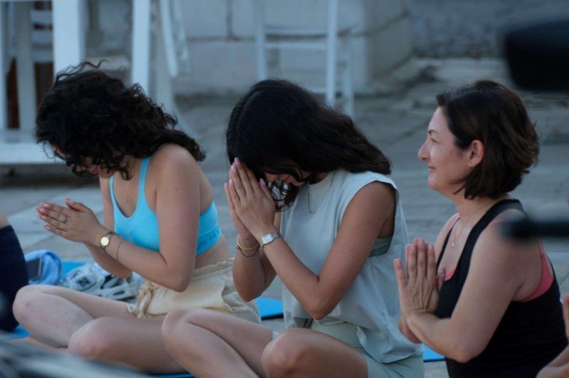 ''BODRUM'LA NEFES AL'' TEMASIYLA DÜZENLENEN AÇIK HAVA YOGA GÜNLERİ BAŞLATILDI