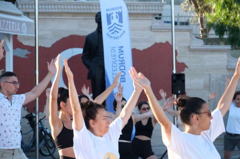 ''BODRUM'LA NEFES AL'' TEMASIYLA DÜZENLENEN AÇIK HAVA YOGA GÜNLERİ BAŞLATILDI