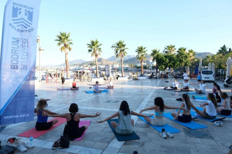 ''BODRUM'LA NEFES AL'' TEMASIYLA DÜZENLENEN AÇIK HAVA YOGA GÜNLERİ BAŞLATILDI