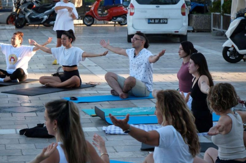 SAĞLIKLI YAŞAM İÇİN AÇIK HAVA YOGA GÜNLERİ BAŞLATILDI