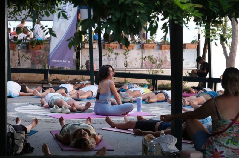 AÇIK HAVA YOGA GÜNLERİNİN İKİNCİSİ TURGUTREİS'TE GERÇEKLEŞTİRİLDİ