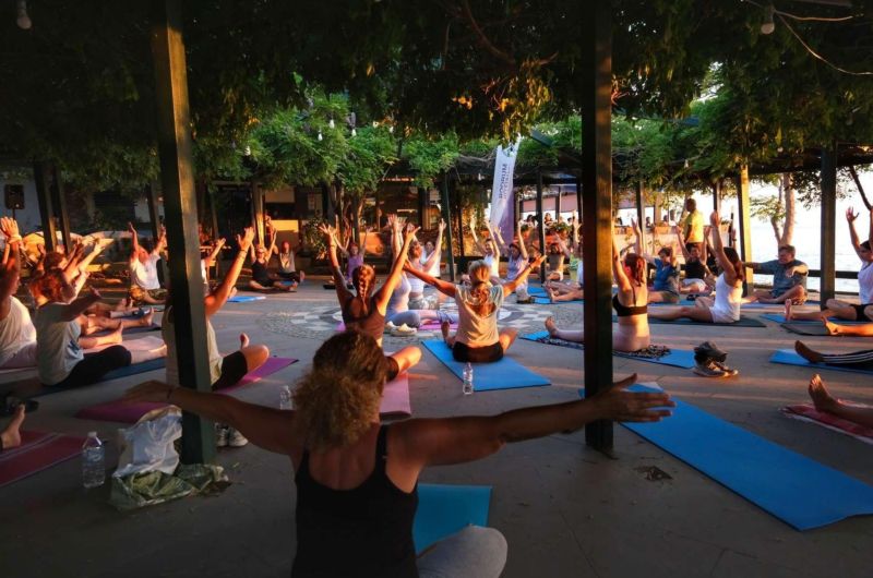 AÇIK HAVA YOGA GÜNLERİNİN İKİNCİSİ TURGUTREİS'TE GERÇEKLEŞTİRİLDİ