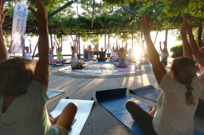AÇIK HAVA YOGA GÜNLERİNİN İKİNCİSİ TURGUTREİS'TE GERÇEKLEŞTİRİLDİ
