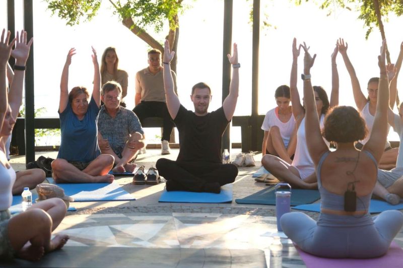 AÇIK HAVA YOGA GÜNLERİNİN İKİNCİSİ TURGUTREİS'TE GERÇEKLEŞTİRİLDİ