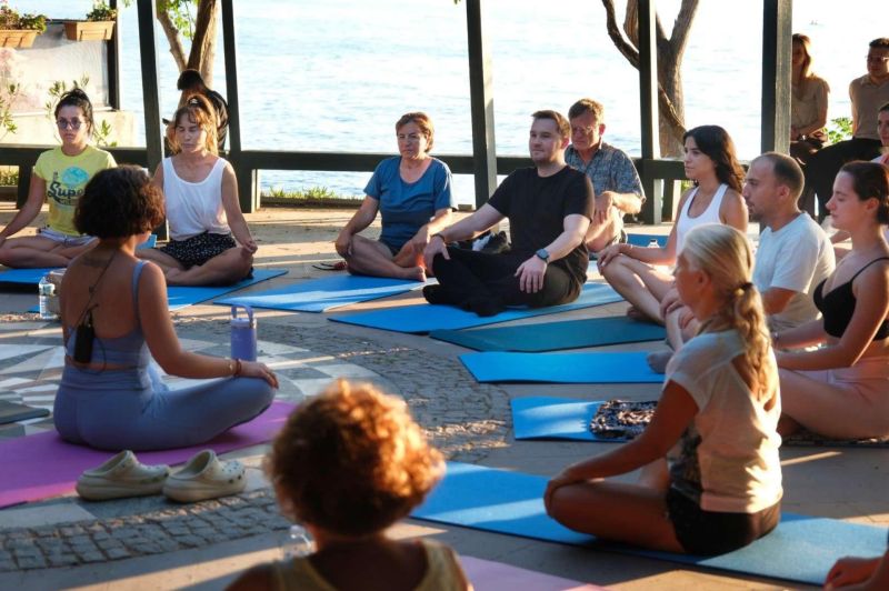 AÇIK HAVA YOGA GÜNLERİNİN İKİNCİSİ TURGUTREİS'TE GERÇEKLEŞTİRİLDİ
