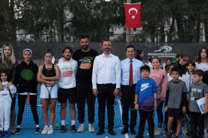 ÇOCUKLARA ÜCRETSİZ TENİS KURSU VERİYORUZ