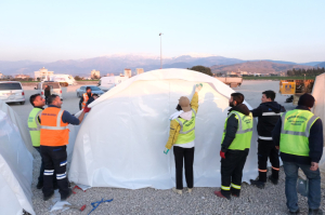 DEPREM BÖLGESİNDE ÇADIR KENT VE AŞ EVİ KURDUK