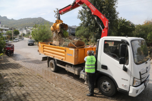 TOPLU TEMİZLİK ETKİNLİĞİ TURGUTREİS'TE DEVAM ETTİ