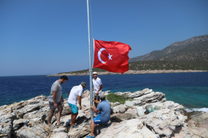 ADA VE KOYLARIMIZI TÜRK BAYRAKLARIYLA DONATIYORUZ