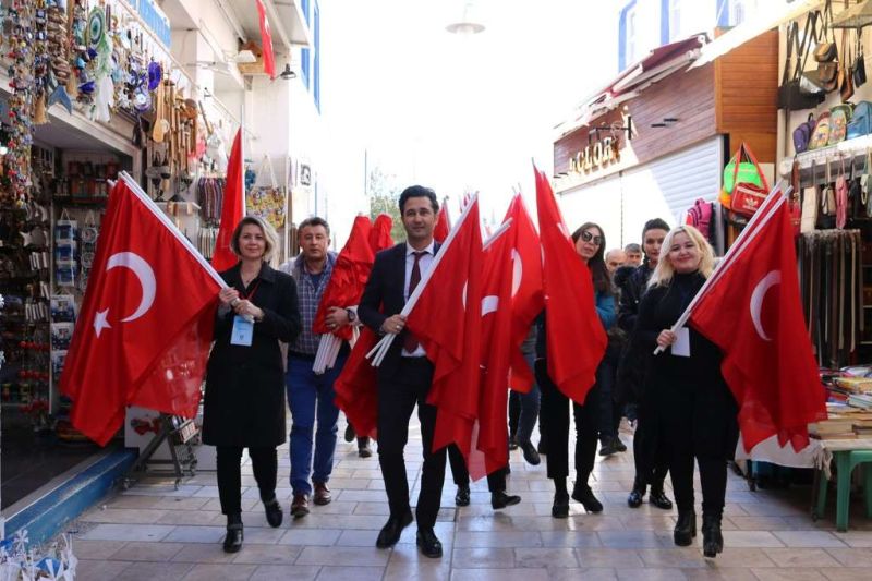 TÜRKİYE FLAGS DISTRIBUTED TO THE PUBLIC