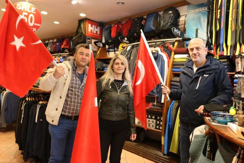 TÜRKİYE FLAGS DISTRIBUTED TO THE PUBLIC