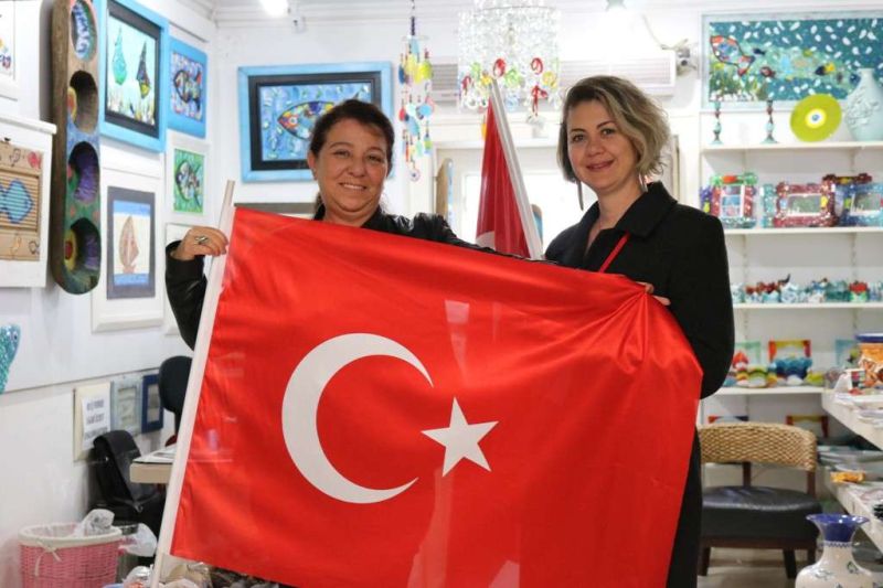 TÜRKİYE FLAGS DISTRIBUTED TO THE PUBLIC