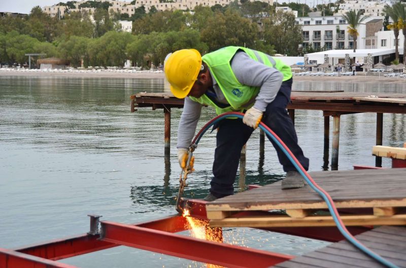 AKYARLAR MAHALLESİ AKÇABÜK MEVKİİNDE KAÇAK İSKELE YIKIM İŞLEMİ GERÇEKLEŞTİ
