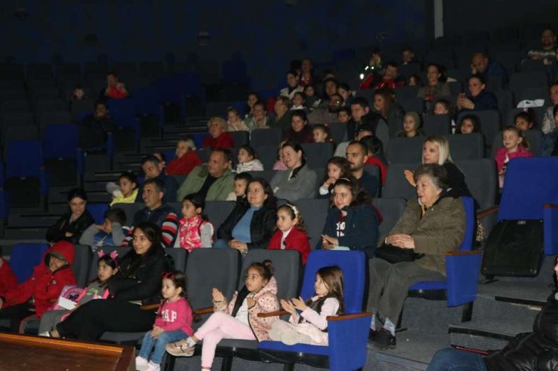 SÖMESTRDE ÇOCUKLARI TİYATROYLA BULUŞTURDUK