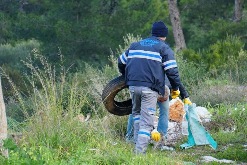 ORMANLIK ALANLARI KAÇAK ATIKLARDAN TEMİZLEDİK
