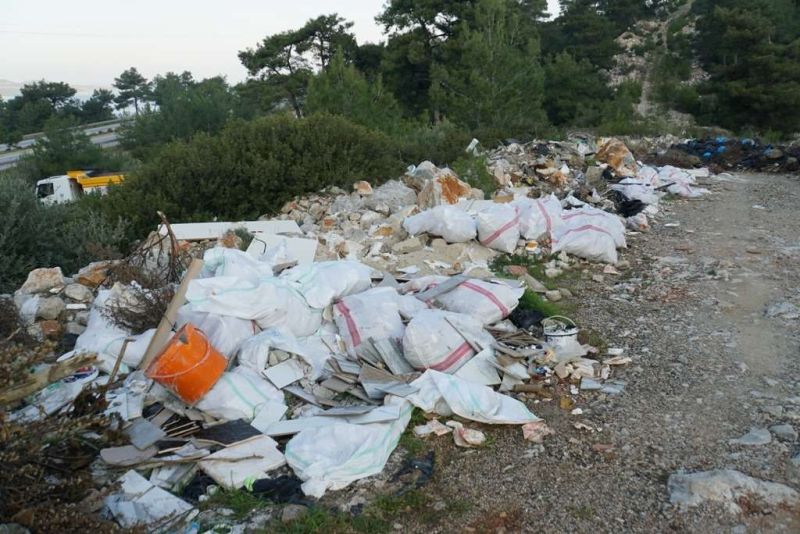 ORMANLIK ALANLARI KAÇAK ATIKLARDAN TEMİZLEDİK