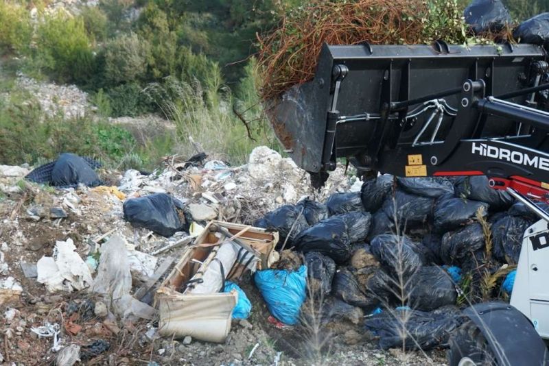 ORMANLIK ALANLARI KAÇAK ATIKLARDAN TEMİZLEDİK
