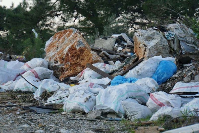 ORMANLIK ALANLARI KAÇAK ATIKLARDAN TEMİZLEDİK