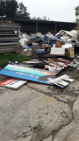 İZİNSİZ ASILMIŞ REKLAM TABELASI VE YÖNLENDİRME LEVHALARI KALDIRILDI