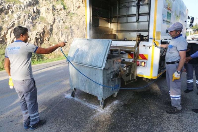 ÇÖP KONTEYNERLERİ YIKANDI VE DEZENFEKTE EDİLDİ