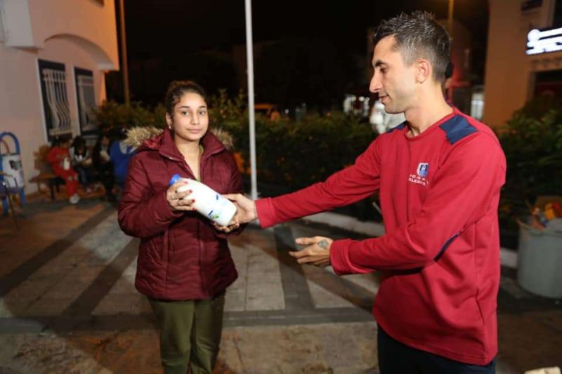 MİNİK MÜLTECİLERE HALK SÜT DAĞITIMI YAPTIK