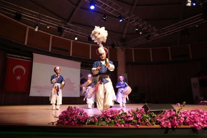KORE GELENEKSEL MÜZİK VE DANS GÖSERİSİ DÜZENLENDİ