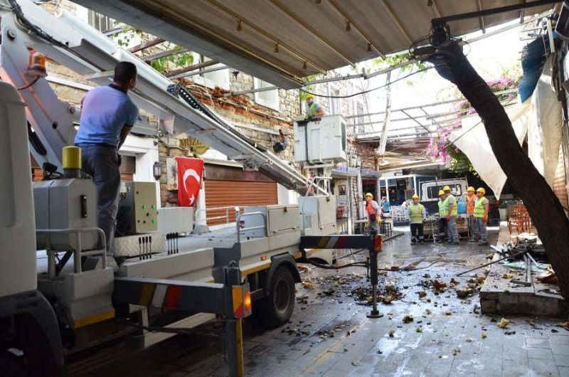 GIDA ÇARŞISI PROJESİNDE DIŞ CEPHE MALZEME SÖKÜMÜ YAPILDI