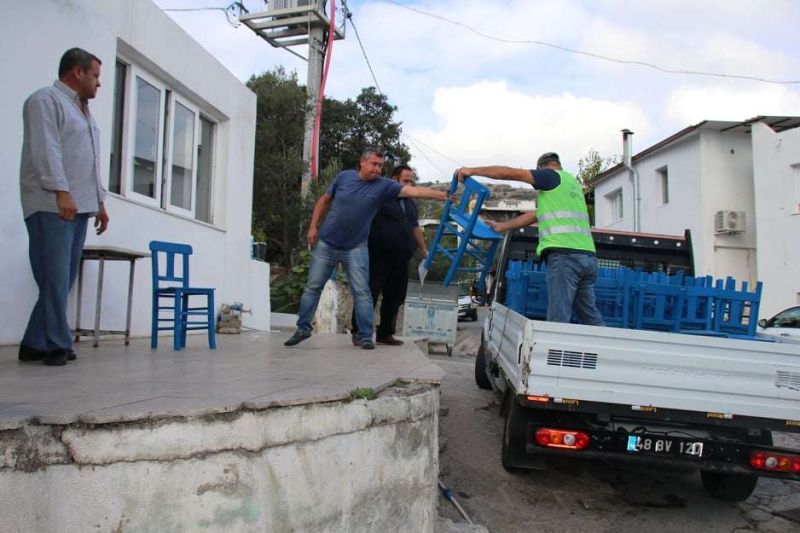 BODRUM GENELİNDEKİ KAHVEHANELERE ÇİVİT MAVİSİ AHŞAP SANDALYE DAĞITIMI YAPILDI