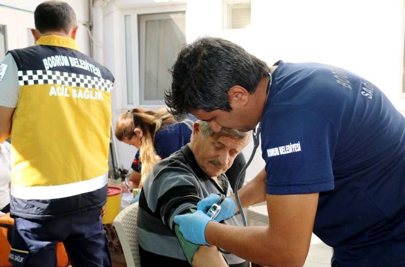 GEÇİCİ BARINMA EVİNDE KALAN YAŞLILARA SAĞLIK TARAMASI YAPILDI