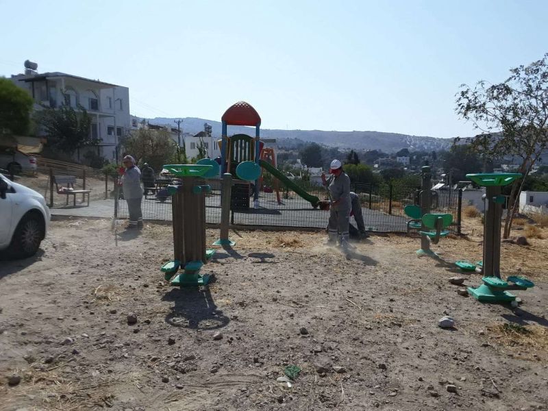 TÜM MAHALLELERİMİZDE YOL KENARI VE REFÜJLERDE TEMİZLİK, BUDAMA VE SULAMA ÇALIŞMALARI YAPILDI