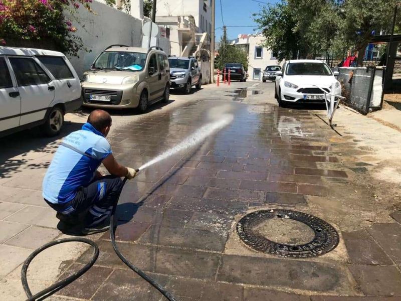 BİR ÇOK MAHALLEMİZDE YAĞMUR SUYU DERE AĞZI TEMZLİĞİ YAPILDI