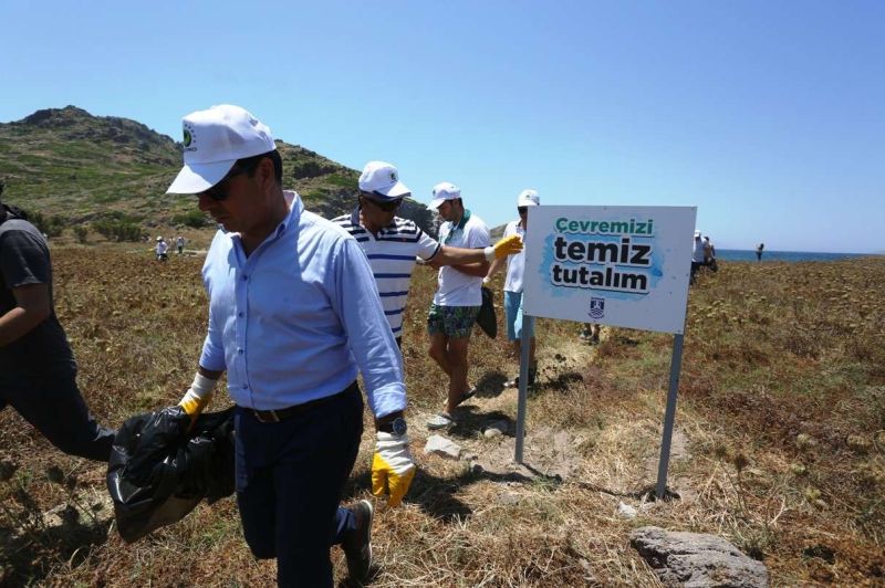 ÇATAL ADA'DA ÇEVRE TEMZİLİĞİ YAPILDI