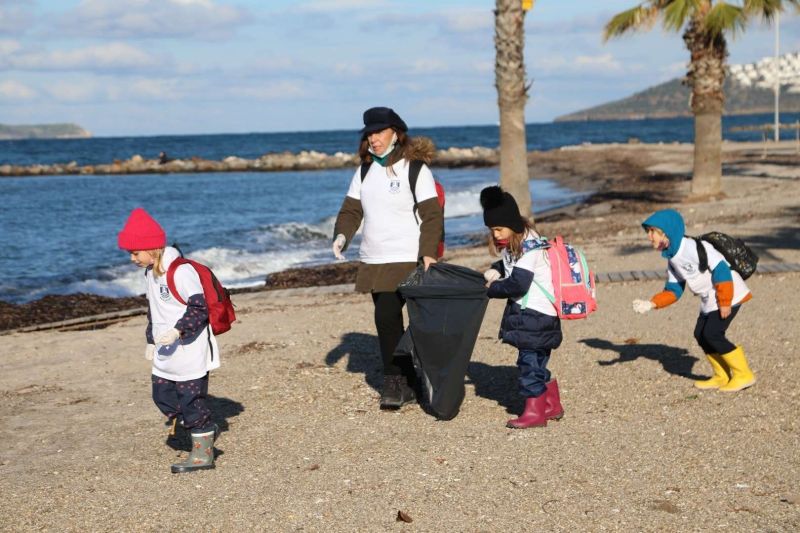 BELEDİYE EKİPLERİMİZ İLE ÇOCUKLAR ÇÖP TOPLADILAR