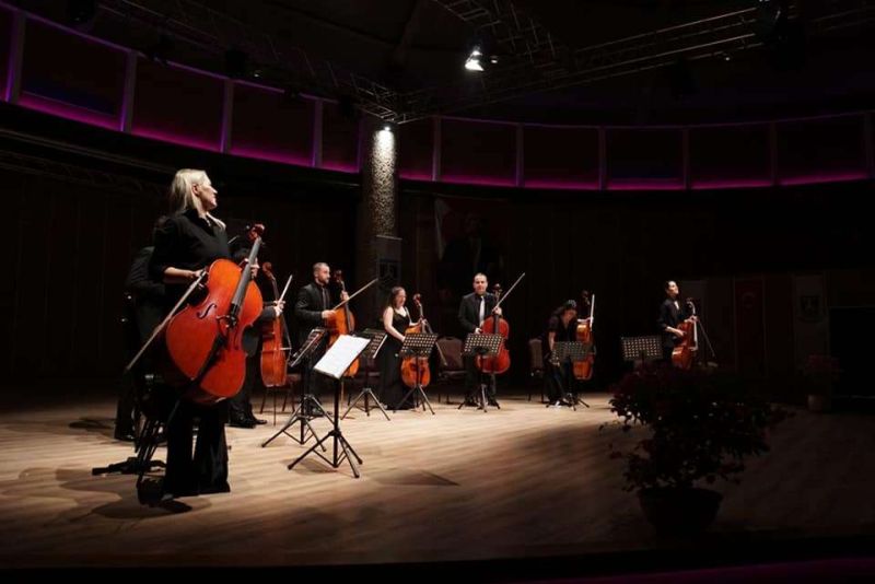 8 VİYOLONSEL VE KLASİK'TEN TANGO'YA KONSERİ DÜZENLENDİ