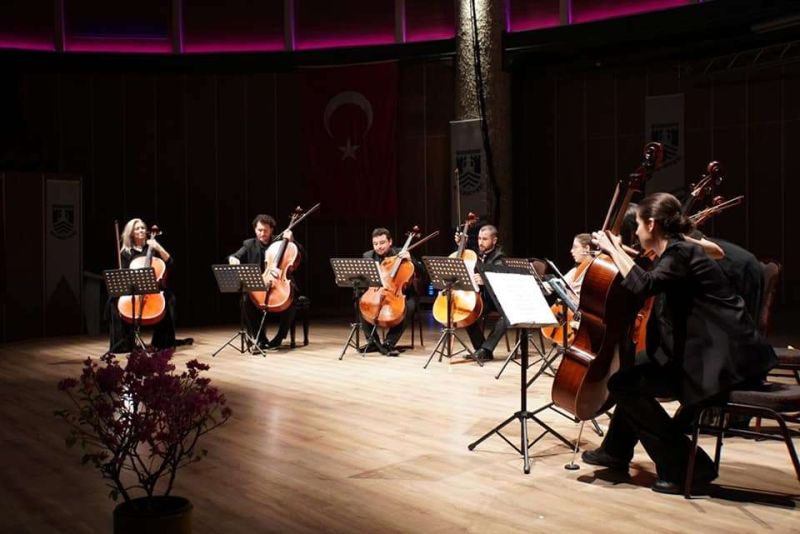 8 VİYOLONSEL VE KLASİK'TEN TANGO'YA KONSERİ DÜZENLENDİ