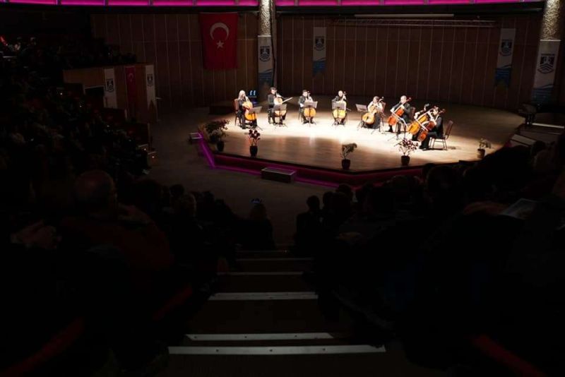 8 VİYOLONSEL VE KLASİK'TEN TANGO'YA KONSERİ DÜZENLENDİ