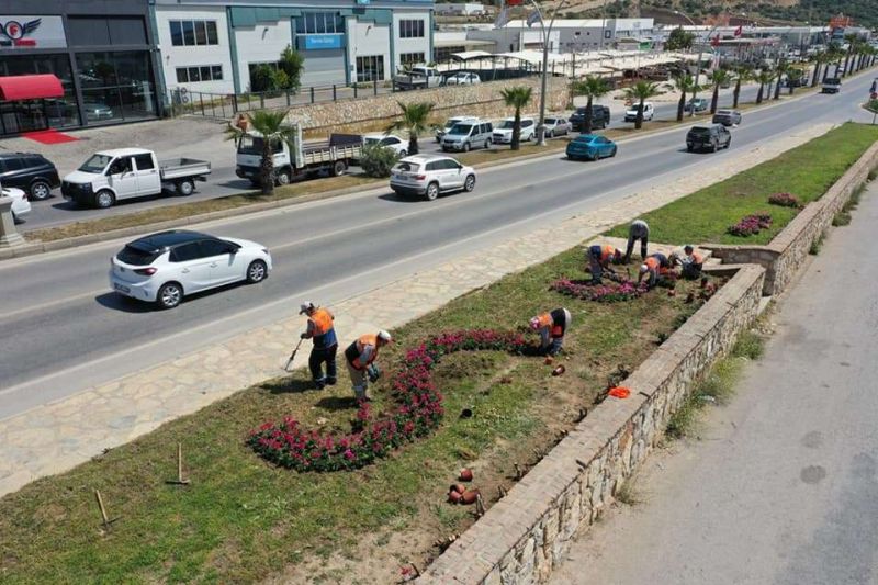 ANA ARTERLERDE KAVŞAK, REFÜJ, YEŞİL ALAN BAKIM VE DÜZENLEME ÇALIŞMALARI GERÇEKLEŞTİRDİK