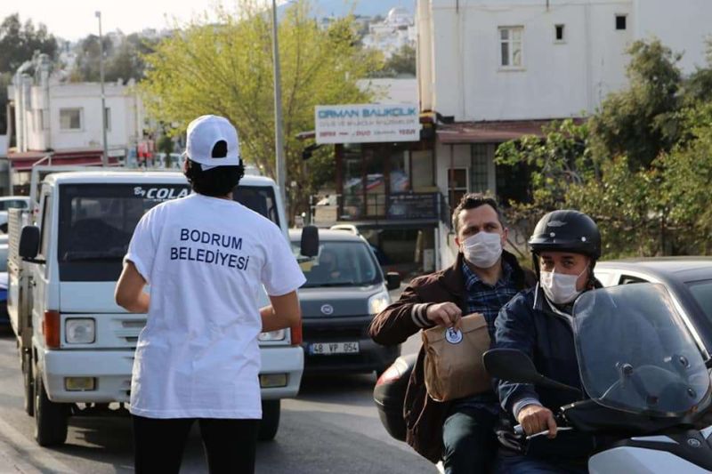 YOĞUN TRAFİKTE İFTARLIK KUMANYA DAĞITILDI